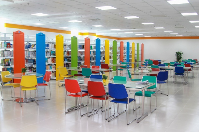 Sinh vi&ecirc;n quốc tế th&iacute;ch th&uacute; với kh&ocirc;ng gian độc đ&aacute;o của Đại học sắc m&agrave;u - Ảnh 2.