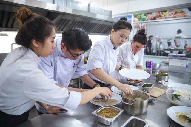 Sinh vi&ecirc;n quốc tế th&iacute;ch th&uacute; với kh&ocirc;ng gian độc đ&aacute;o của Đại học sắc m&agrave;u - Ảnh 3.