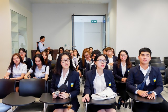 Sinh vi&ecirc;n quốc tế th&iacute;ch th&uacute; với kh&ocirc;ng gian độc đ&aacute;o của Đại học sắc m&agrave;u - Ảnh 5.