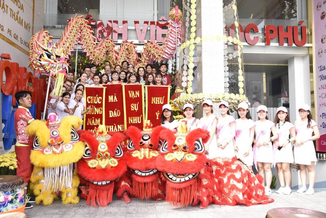 Hàng trăm khách hàng đến thăm dự sinh nhật bệnh viện Thẩm mỹ Ngọc Phú - Ảnh 1.