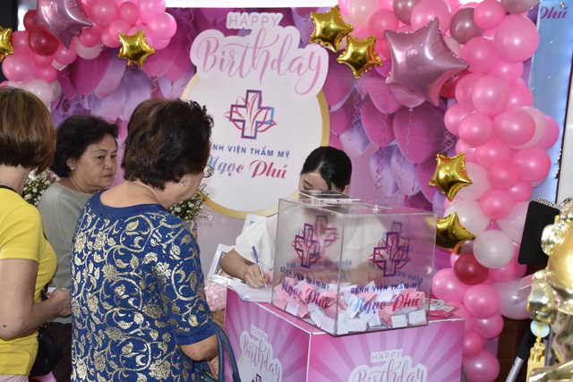 Hàng trăm khách hàng đến thăm dự sinh nhật bệnh viện Thẩm mỹ Ngọc Phú - Ảnh 7.
