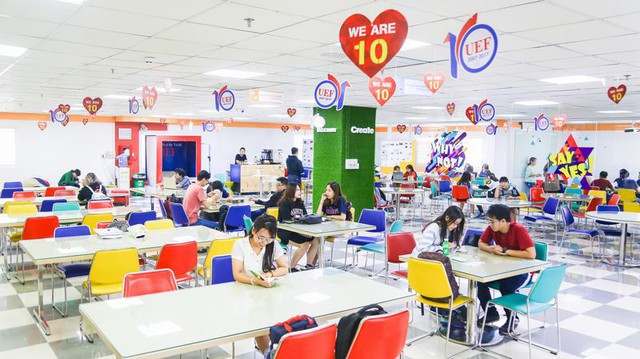 &ldquo;Thần d&acirc;n&rdquo; UEF với qu&atilde;ng đời sinh vi&ecirc;n sống động - Ảnh 1.