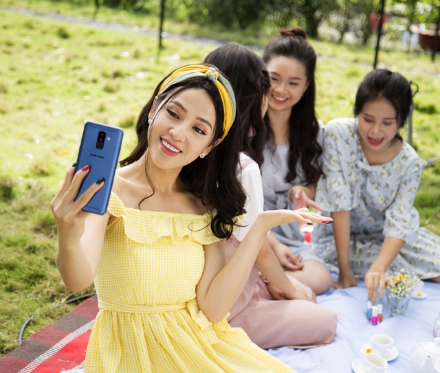 C&ugrave;ng sao Việt săn điện thoại Samsung gi&aacute; rẻ bất ngờ - Ảnh 1.