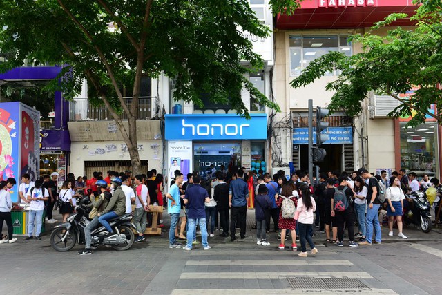 Hoa hậu Hương Giang Idol sang chảnh tham dự ra mắt cửa h&agrave;ng c&ocirc;ng nghệ mới - Ảnh 1.