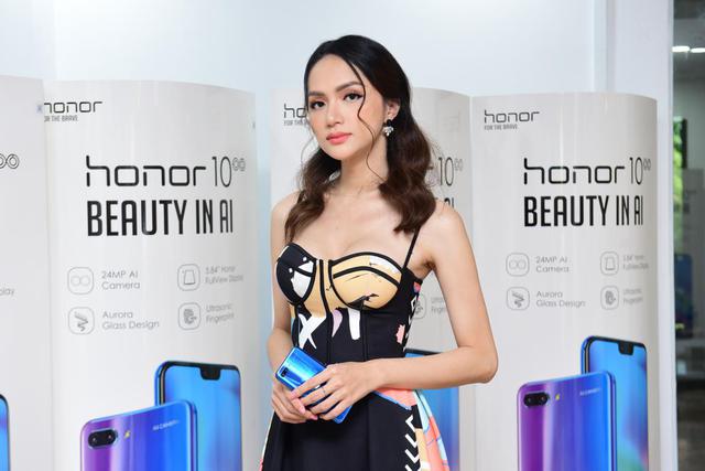 Hoa hậu Hương Giang Idol sang chảnh tham dự ra mắt cửa h&agrave;ng c&ocirc;ng nghệ mới - Ảnh 3.