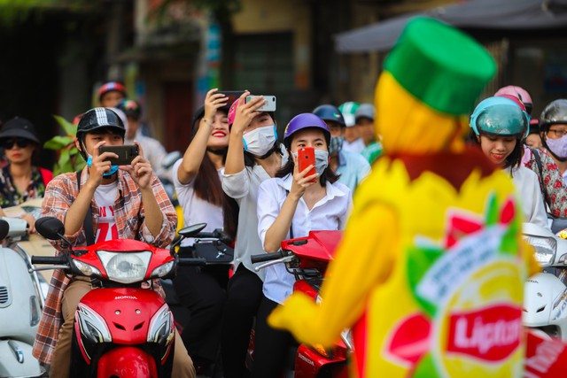 Người d&acirc;n ngỡ ng&agrave;ng với h&igrave;nh ảnh sinh vật lạ g&acirc;y n&aacute;o loạn tại h&agrave;ng chục ng&atilde; tư H&agrave; th&agrave;nh - Ảnh 4.