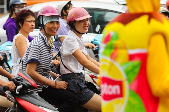 Người d&acirc;n ngỡ ng&agrave;ng với h&igrave;nh ảnh sinh vật lạ g&acirc;y n&aacute;o loạn tại h&agrave;ng chục ng&atilde; tư H&agrave; th&agrave;nh - Ảnh 7.