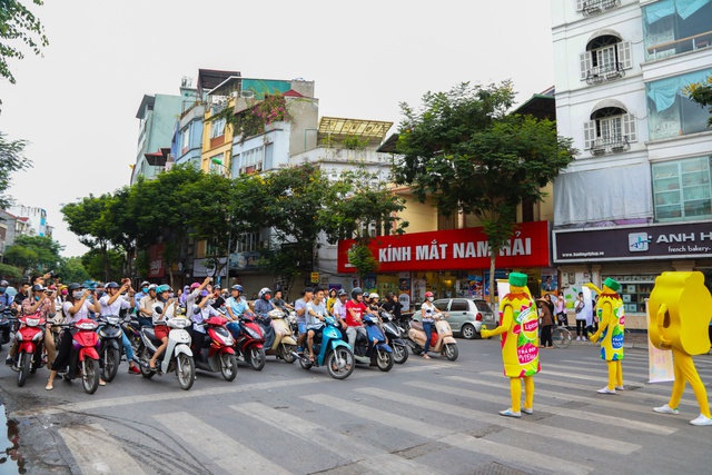 Người d&acirc;n ngỡ ng&agrave;ng với h&igrave;nh ảnh sinh vật lạ g&acirc;y n&aacute;o loạn tại h&agrave;ng chục ng&atilde; tư H&agrave; th&agrave;nh - Ảnh 12.