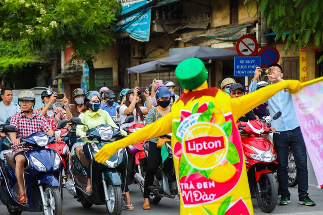 Người d&acirc;n ngỡ ng&agrave;ng với h&igrave;nh ảnh sinh vật lạ g&acirc;y n&aacute;o loạn tại h&agrave;ng chục ng&atilde; tư H&agrave; th&agrave;nh - Ảnh 13.