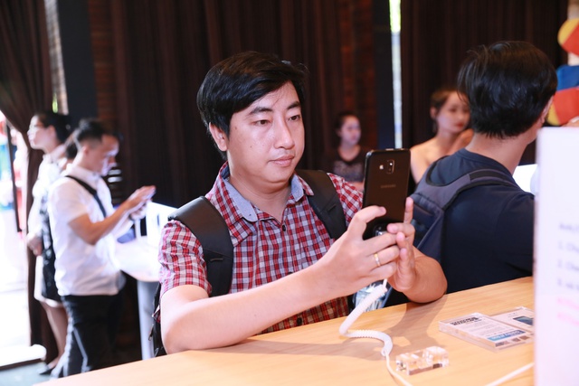 Ơn giời, Galaxy J7 Duo đ&atilde; c&oacute; tr&ecirc;n Lazada với gi&aacute; chỉ 4,69 triệu đồng th&ocirc;i! - Ảnh 2.