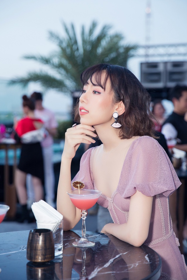 Những khoảnh khắc l&agrave;m nổi bật thần th&aacute;i của ca sĩ Min c&ugrave;ng c&aacute;c c&ocirc; n&agrave;ng c&aacute; t&iacute;nh - Ảnh 4.