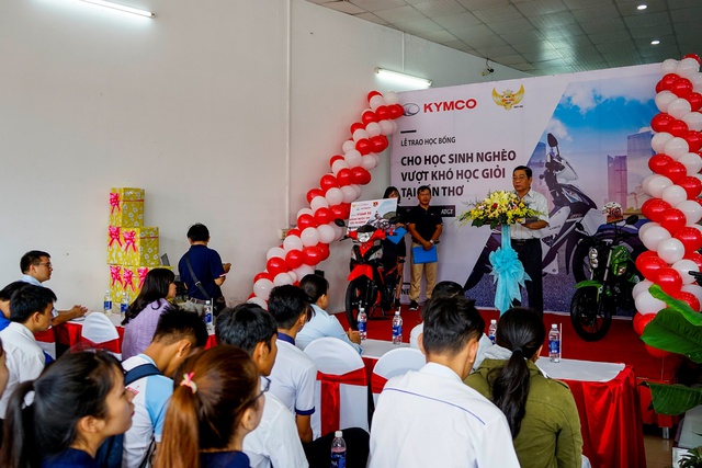 KYMCO Việt Nam trao quà cho học sinh nghèo đạt thành tích tốt - Ảnh 1.