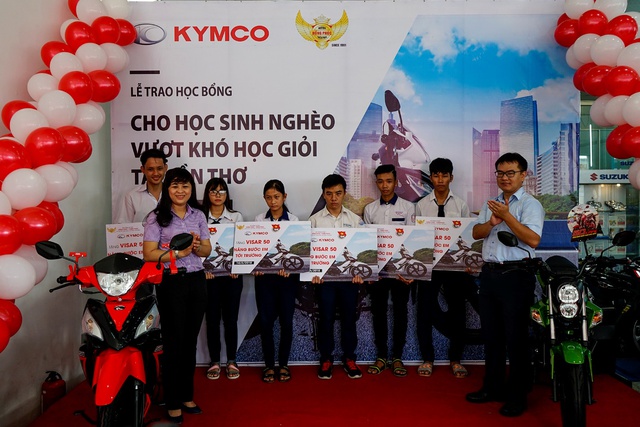 KYMCO Việt Nam trao quà cho học sinh nghèo đạt thành tích tốt - Ảnh 2.
