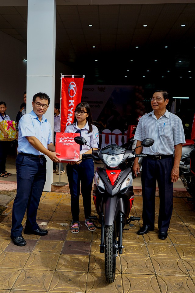 KYMCO Việt Nam trao qu&agrave; cho học sinh ngh&egrave;o đạt th&agrave;nh t&iacute;ch tốt - Ảnh 4.