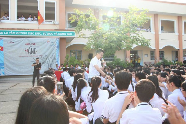 Ước Mơ Từ Làng: MC Vũ Mạnh Cường, ca sĩ Nam Cường cảm phục trước nỗ lực của các em học sinh nghèo hiếu học - Ảnh 1.