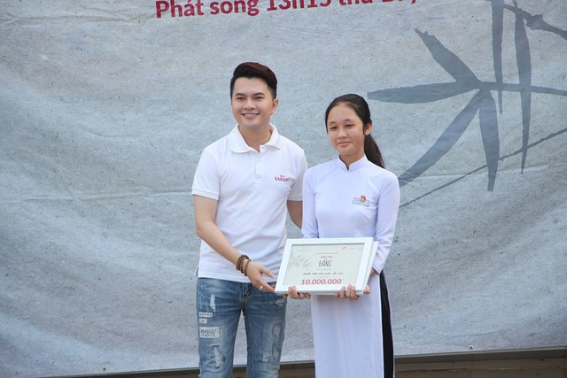 Ước Mơ Từ Làng: MC Vũ Mạnh Cường, ca sĩ Nam Cường cảm phục trước nỗ lực của các em học sinh nghèo hiếu học - Ảnh 2.