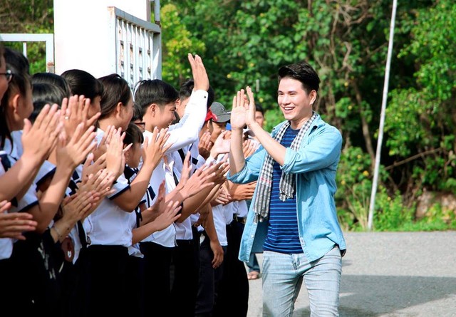 Ước Mơ Từ Làng: MC Vũ Mạnh Cường, ca sĩ Nam Cường cảm phục trước nỗ lực của các em học sinh nghèo hiếu học - Ảnh 6.