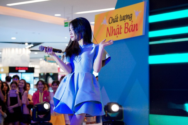 Ho&agrave; Minzy xuất hiện đầy sức sống tại sự kiện Bước nhảy truyền cảm hứng - Ảnh 2.