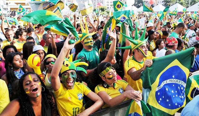 Street-style m&ugrave;a World Cup, muốn chất đừng lỡ mất những thứ sau - Ảnh 1.