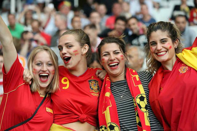 Street-style m&ugrave;a World Cup, muốn chất đừng lỡ mất những thứ sau - Ảnh 2.