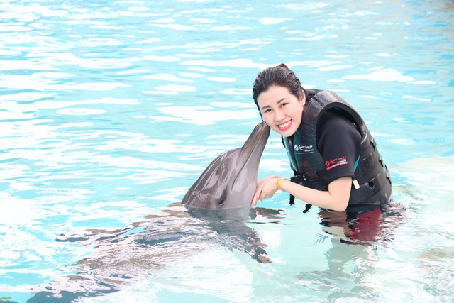 Hoa hậu Du lịch Emily Hồng Nhung đón sinh nhật đặc biệt cùng những chú cá heo tại Singapore - Ảnh 1.
