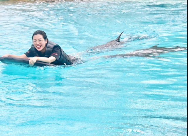 Hoa hậu Du lịch Emily Hồng Nhung đón sinh nhật đặc biệt cùng những chú cá heo tại Singapore - Ảnh 4.