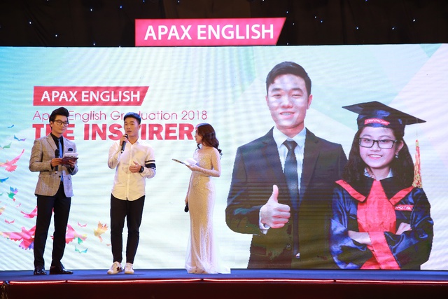 Xuân Trường “toát mồ hôi” khi so tài tiếng Anh với cậu bé 12 tuổi - Ảnh 1.