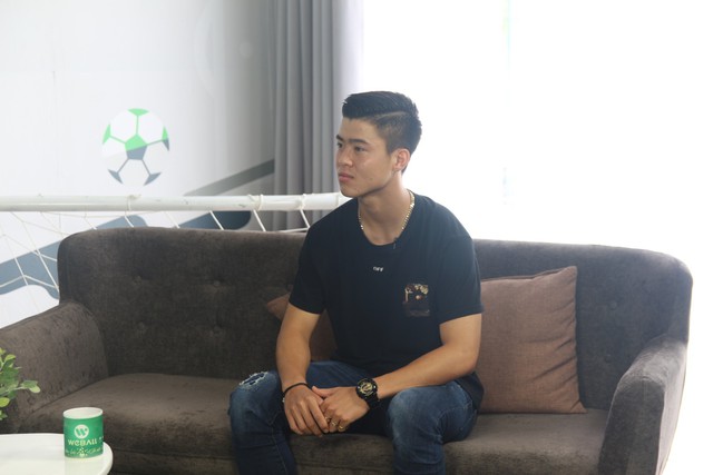 &ldquo;Bạch m&atilde; ho&agrave;ng tử&rdquo; U23 Duy Mạnh gh&eacute; thăm chung cư VTM trong sitcom tập 7 của WeBall - Ảnh 1.