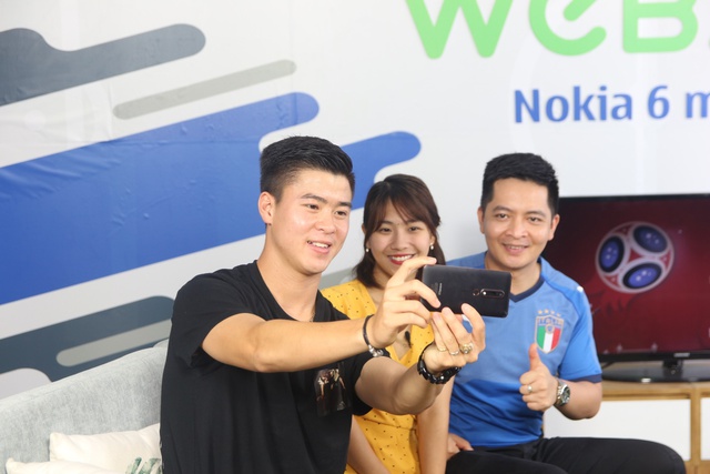 &ldquo;Bạch m&atilde; ho&agrave;ng tử&rdquo; U23 Duy Mạnh gh&eacute; thăm chung cư VTM trong sitcom tập 7 của WeBall - Ảnh 2.