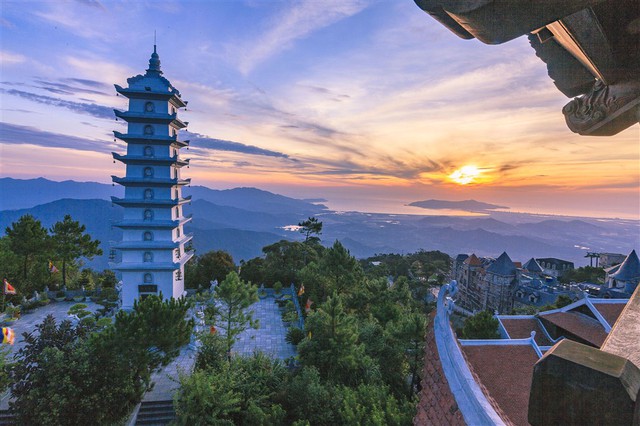 Tr&oacute;t lỡ hẹn ban ng&agrave;y, bạn sẽ thấy m&igrave;nh may mắn khi kh&aacute;m ph&aacute; B&agrave; N&agrave; Hills lung linh tuyệt sắc về đ&ecirc;m - Ảnh 2.