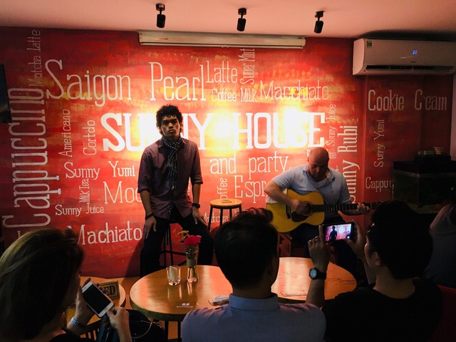 Học tiếng Anh, nghe acoustic miễn ph&iacute; ngay qu&aacute;n c&agrave; ph&ecirc; cực xinh tại S&agrave;i th&agrave;nh - Ảnh 1.