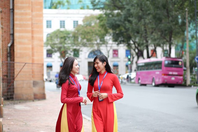Cùng ngắm nhìn đồng phục siêu đẹp của sinh viên trường Cao đẳng nghề Du lịch Sài Gòn - Ảnh 2.