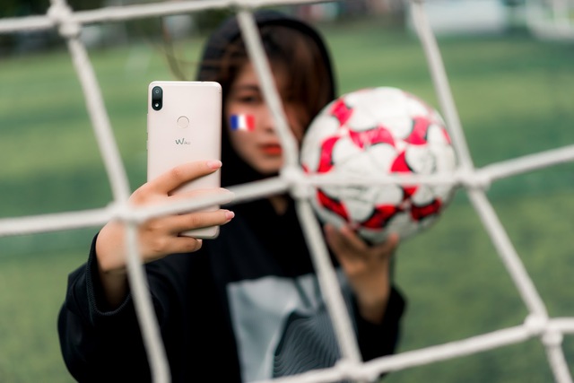 Ngắm bộ ảnh nữ sinh c&aacute; t&iacute;nh ăn mừng đội Ph&aacute;p v&ocirc; địch c&ugrave;ng Wiko View Max - Ảnh 8.