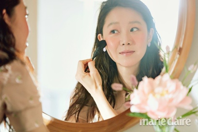 Gong Hyo Jin hóa nàng thơ mùa hè với má hồng đào hạnh phúc trong loạt ảnh mới - Ảnh 1.
