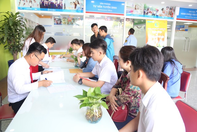 UEF nhận hồ sơ x&eacute;t tuyển học bạ đến ng&agrave;y 31/7 - Ảnh 1.