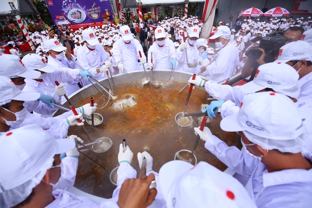 Hoa hậu H’Hen Nie háo hức thưởng thức tô phở bò ăn liền lớn nhất thế giới - Ảnh 2.
