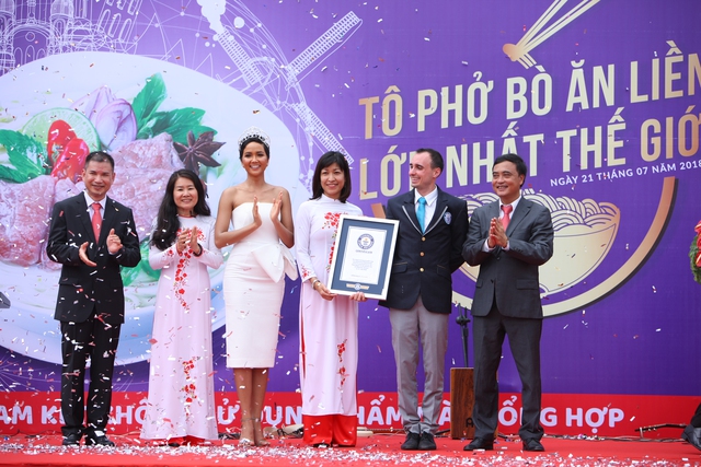Hoa hậu H’Hen Nie háo hức thưởng thức tô phở bò ăn liền lớn nhất thế giới - Ảnh 6.