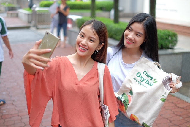 H&agrave;ng loạt bạn trẻ S&agrave;i th&agrave;nh bất ngờ nhận qu&agrave; từ chiếc xe tươi trẻ - Ảnh 5.