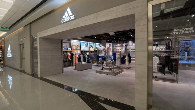 &ldquo;Mục sở thị&rdquo; cửa h&agrave;ng adidas Landmark 81 hot rần rần, săn ngay balo cực chất với h&oacute;a đơn tr&ecirc;n 5 triệu đồng - Ảnh 1.