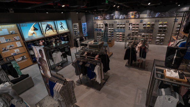“Mục sở thị” cửa hàng adidas Landmark 81 hot rần rần, săn ngay balo cực chất với hóa đơn trên 5 triệu đồng - Ảnh 2.