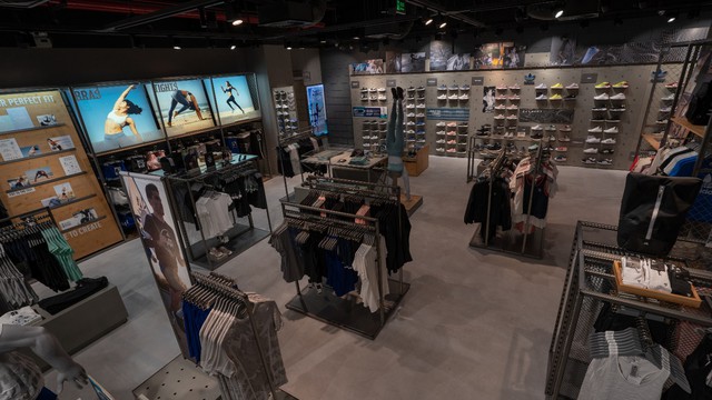 &ldquo;Mục sở thị&rdquo; cửa h&agrave;ng adidas Landmark 81 hot rần rần, săn ngay balo cực chất với h&oacute;a đơn tr&ecirc;n 5 triệu đồng - Ảnh 2.