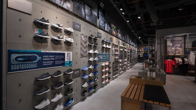 &ldquo;Mục sở thị&rdquo; cửa h&agrave;ng adidas Landmark 81 hot rần rần, săn ngay balo cực chất với h&oacute;a đơn tr&ecirc;n 5 triệu đồng - Ảnh 4.