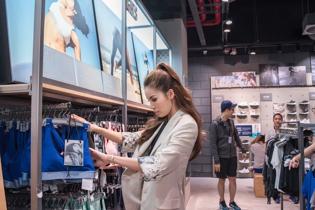 &ldquo;Mục sở thị&rdquo; cửa h&agrave;ng adidas Landmark 81 hot rần rần, săn ngay balo cực chất với h&oacute;a đơn tr&ecirc;n 5 triệu đồng - Ảnh 9.