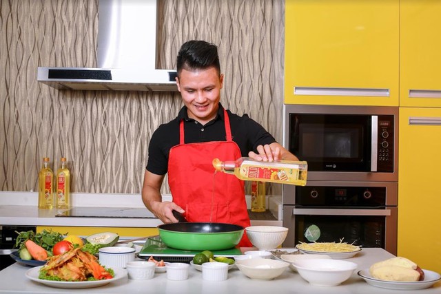Quang Hải, Tiến Dũng &ldquo;đốn tim&rdquo; fan với thử th&aacute;ch &ldquo;bếp chiến chuẩn v&agrave;ng&rdquo; - Ảnh 1.