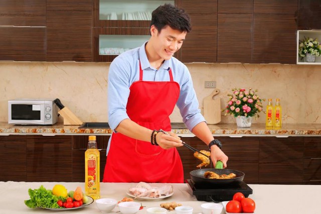 Quang Hải, Tiến Dũng &ldquo;đốn tim&rdquo; fan với thử th&aacute;ch &ldquo;bếp chiến chuẩn v&agrave;ng&rdquo; - Ảnh 2.