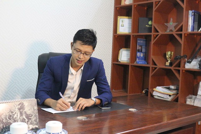 &Ocirc;ng chủ h&atilde;ng thời trang l&agrave;m rộ tr&agrave;o lưu viết thư tay - Ảnh 2.