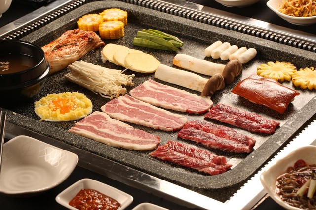 Thưởng thức buffet thịt nướng bàn đá độc đáo từ Hàn Quốc - Ảnh 2.