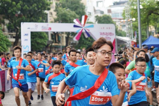 Hà Nội: MC Minh Trang cùng nhiều gia đình trẻ hào hứng tham gia giải chạy bộ bán chuyên - Ảnh 3.