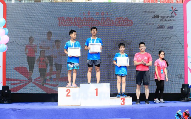 Hà Nội: MC Minh Trang cùng nhiều gia đình trẻ hào hứng tham gia giải chạy bộ bán chuyên - Ảnh 6.