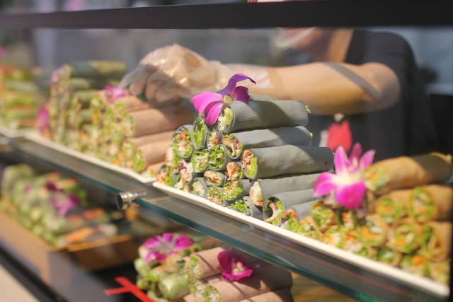 Nhà hàng Âu Lạc Healthy World thu hút các bạn trẻ với buffet hơn 150 món chay - Ảnh 2.